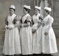 3-American_Red_Cross_nurses_in_Tampa,_1898.jpg